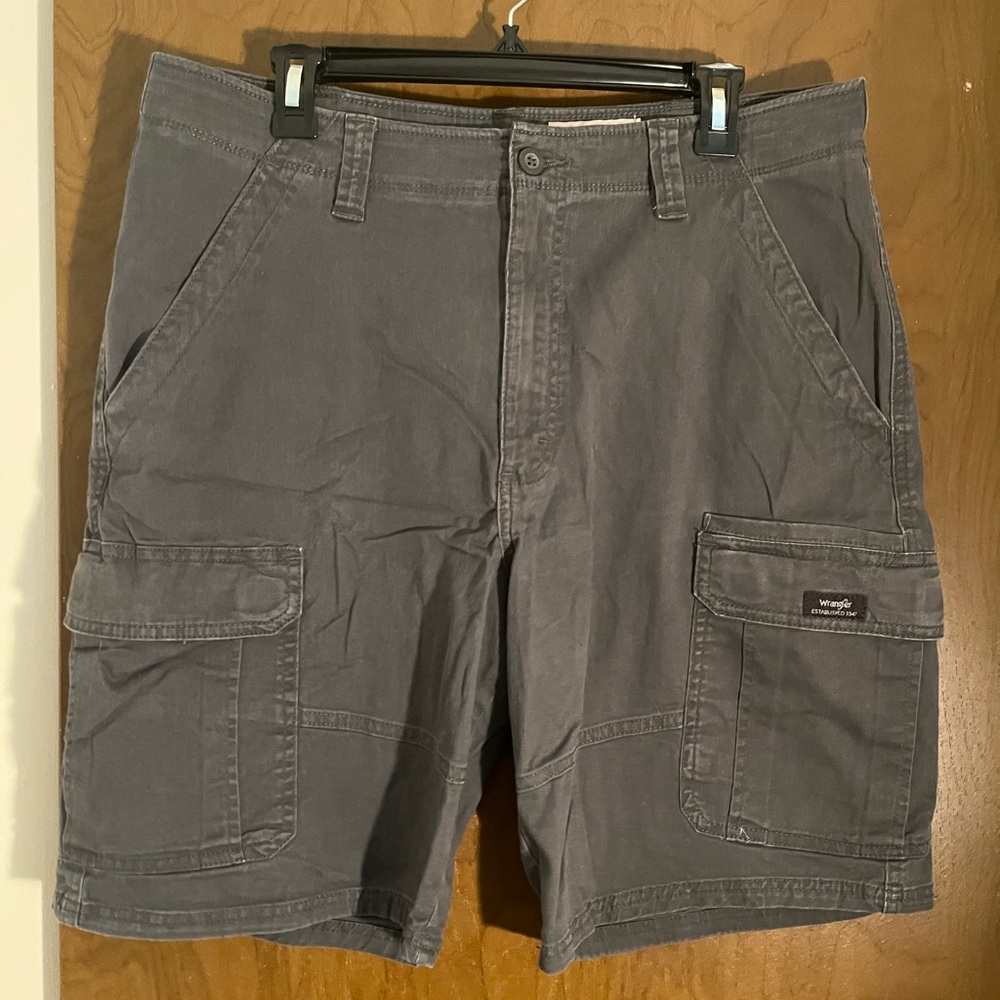 Wrangler Men's Charcoal Gray Cargo Shorts